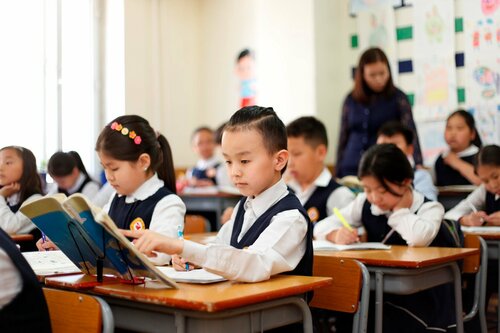 Нэг, хоёрдугаар ангийн сурагчид шинэ сурах бичиг үзнэ